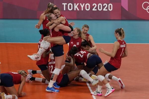 EEUU derrota a Brasil gana su 1er oro en voleibol femenino AP News